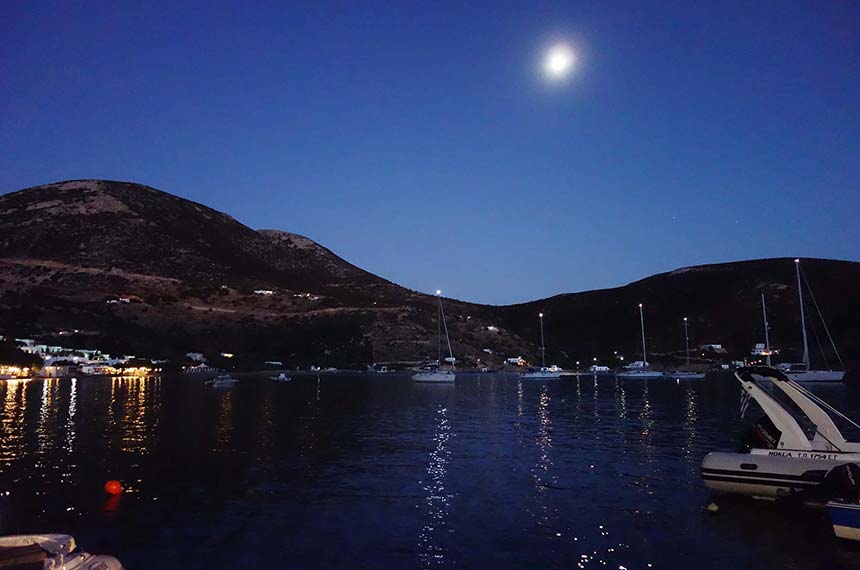 Photo de nuit de Vathi