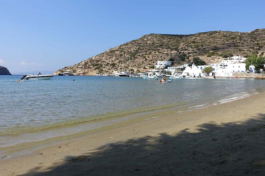La plage et l'église de Taxiarchis à Vathi