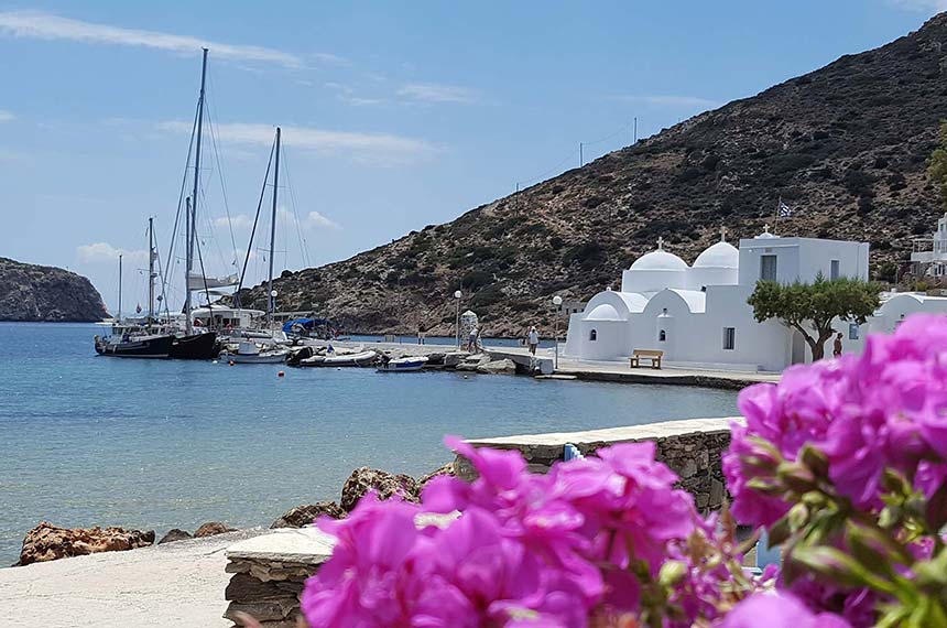 La petite église de Taxiarchis à Sifnos